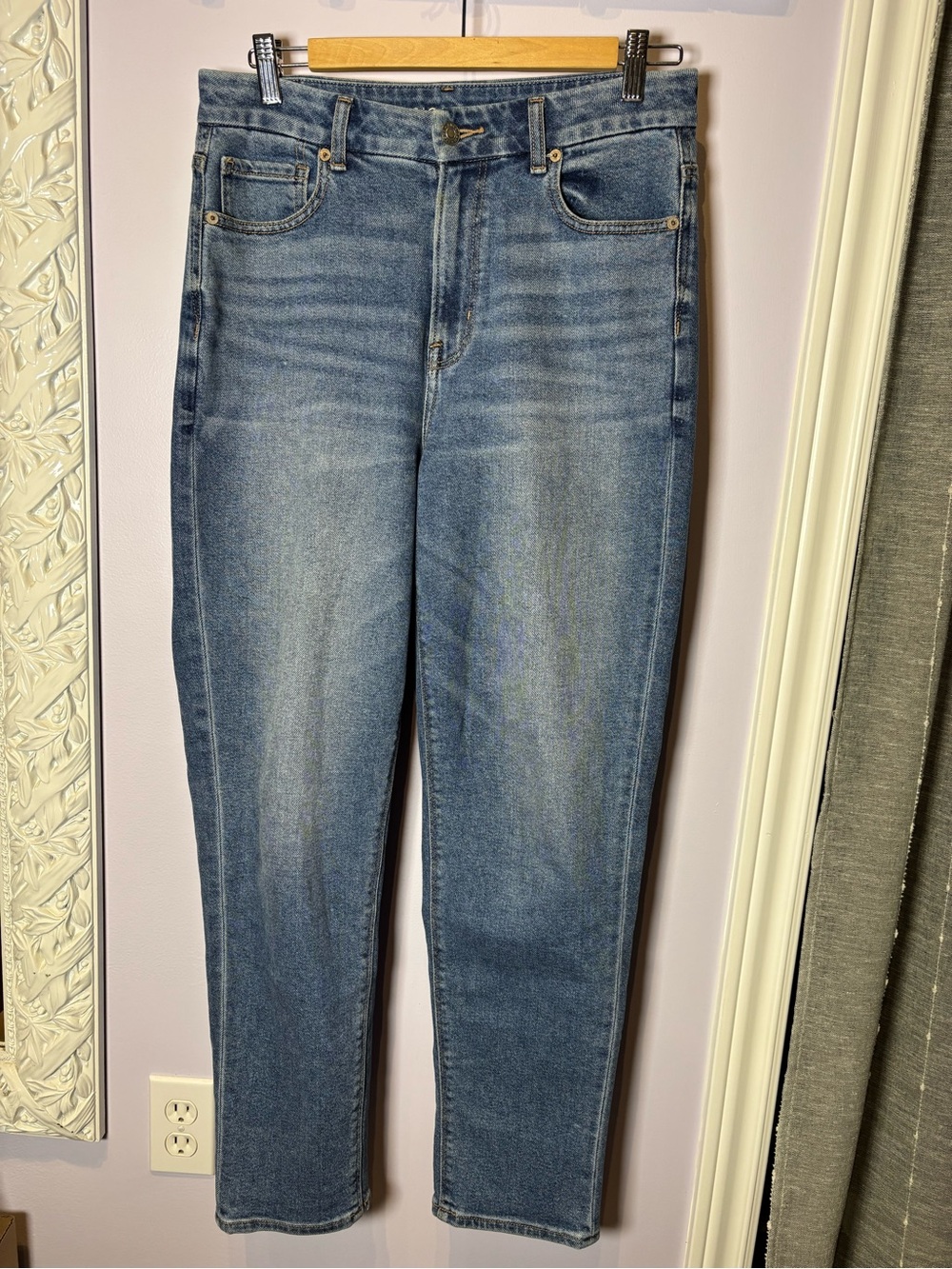 American Eagle Outfitters High-Rise Curvy Mom Straight Leg Jeans in Medium Blue